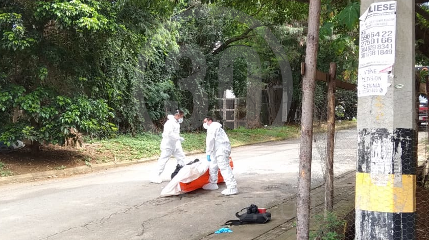 EN FOTOS Y VIDEO: ¡Cómo un bulto de papas! En plena calle tiraron una bolsa negra con un muerto adentro 3 embolsado en calle de niquia bello 24 08 2020 4
