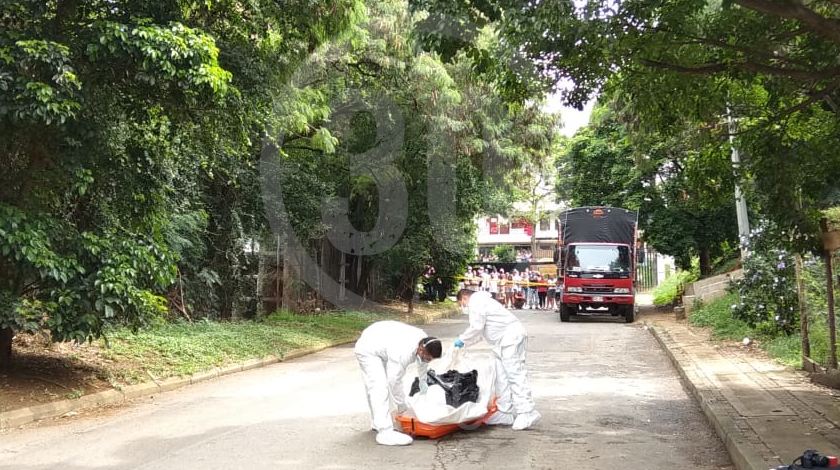 EN FOTOS Y VIDEO: ¡Cómo un bulto de papas! En plena calle tiraron una bolsa negra con un muerto adentro 4 embolsado en calle de niquia bello 24 08 2020 5