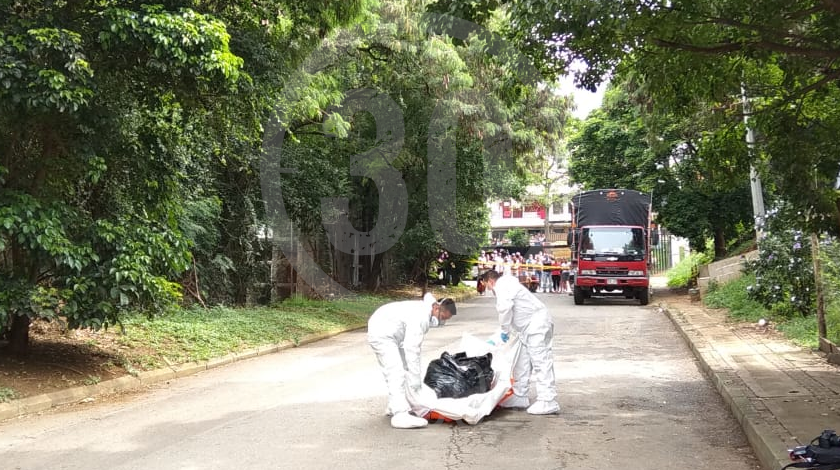 EN FOTOS Y VIDEO: ¡Cómo un bulto de papas! En plena calle tiraron una bolsa negra con un muerto adentro 5 embolsado en calle de niquia bello 24 08 2020 6