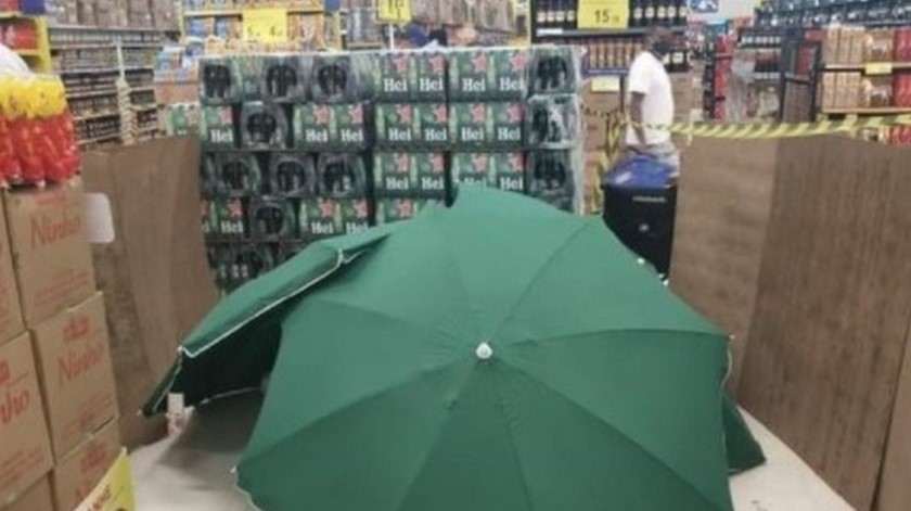 Trabajador fallecido ocultado en sombrillas