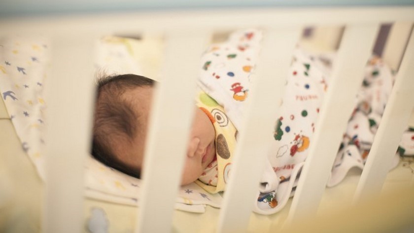 Hombre tiró al piso a su propia hija y murió tras graves fracturas