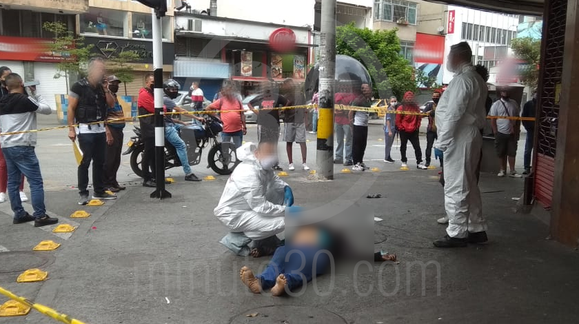 EN FOTOS Y VIDEO: ¡Estaba dormido y lo mataron! Esta madrugada asesinaron a un hombre en Junín con Ayacucho 2 homcidio habitante de calle en el centro de medellin 31 08 2020 2