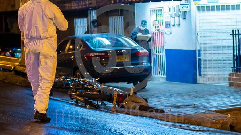 EN FOTOS Y VIDEO: ¡Lo ‘bajaron’ de la moto! Sicarios mataron a un hombre en Castilla 2 homicidio en castilla 19 08 2020 1