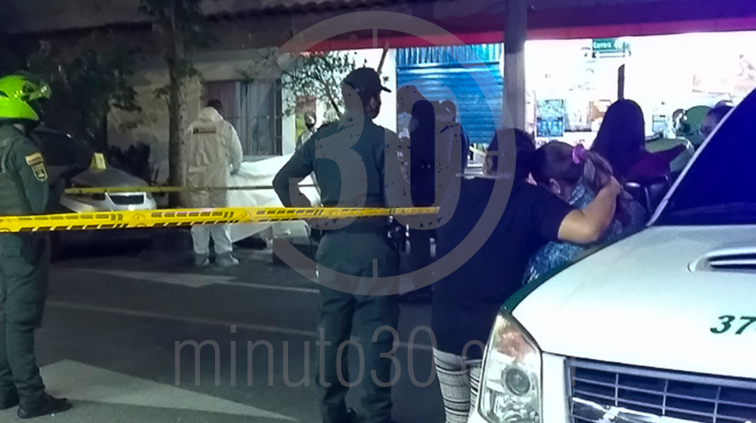 EN FOTOS Y VIDEO: Se estaba tomando una ‘pola’ afuera de una tienda cuando lo mataron a tiros 2 homicidio en tienda de itagui 21 08 2020 1