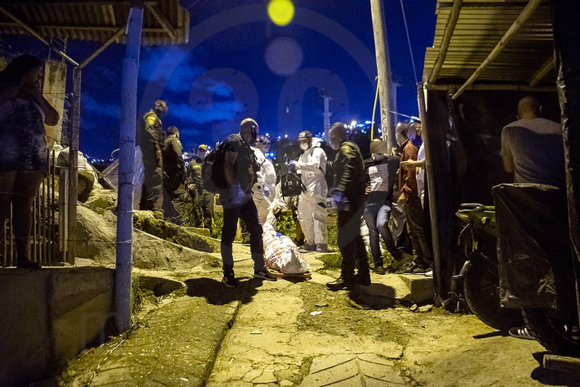 FOTOS Y VIDEOS: Le dieron bala hasta dejarlo tendido en plena vía de San Javier 12 homicidio san javier el socorro10