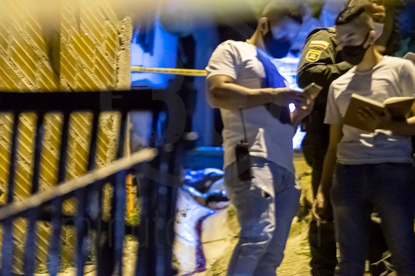 FOTOS Y VIDEOS: Le dieron bala hasta dejarlo tendido en plena vía de San Javier 2 homicidio san javier el socorro3