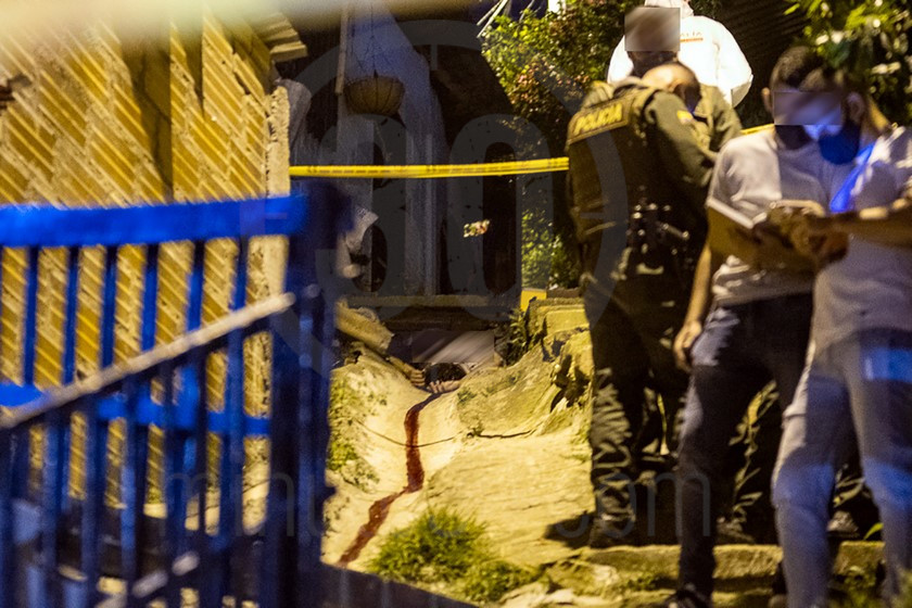 FOTOS Y VIDEOS: Le dieron bala hasta dejarlo tendido en plena vía de San Javier 5 homicidio san javier el socorro6