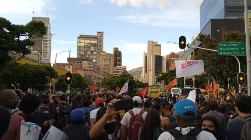 EN VIDEO: A esta hora se registra movilización ciudadana en el Centro de Medellín, como rechazo a los homicidios de jóvenes y líderes sociales