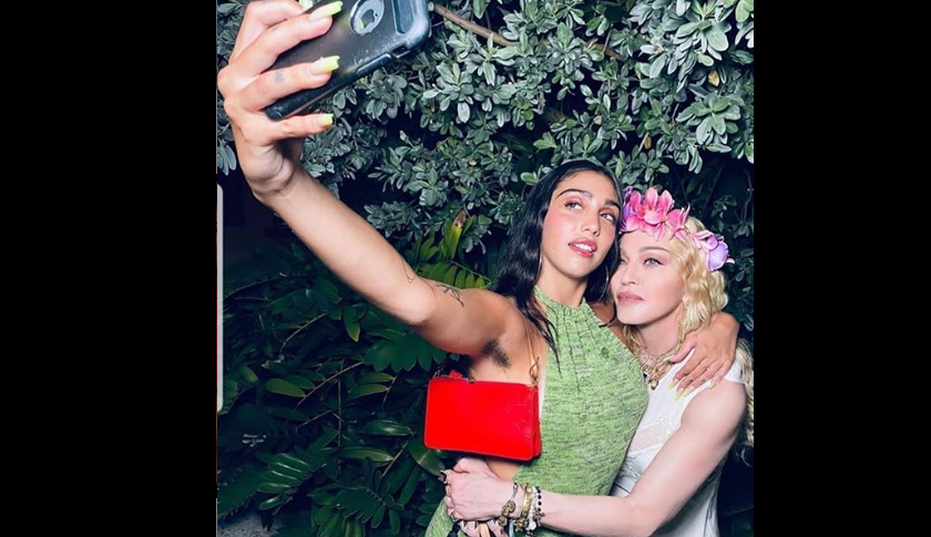 No dejan de mirarle el sobaco a la hija de Madonna en la celebración de sus 62