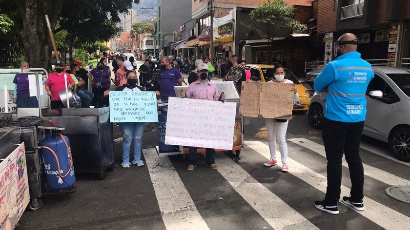 FOTOS: Vendedores informales del parque de Boston manifiestan porque el parque sigue cerrado, Personería los acompaña