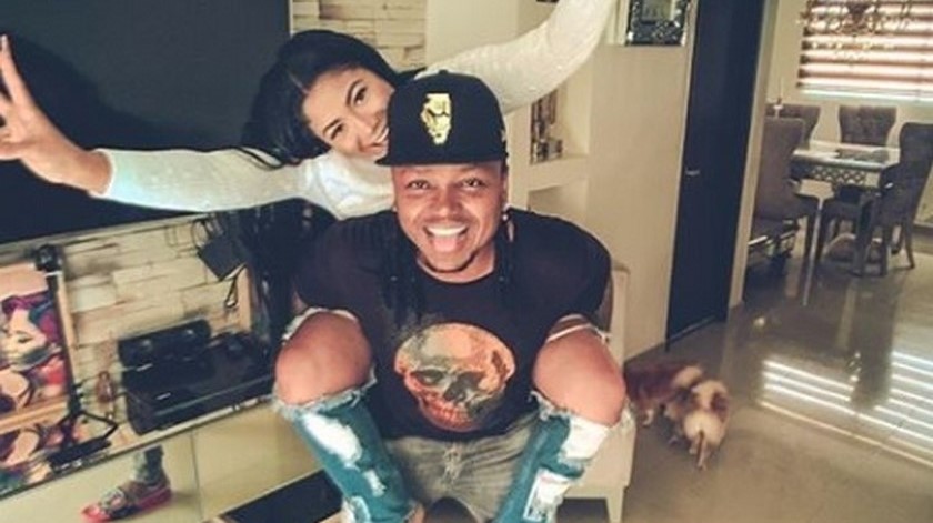 EN VIDEO: ¡Y estaba de blanco! Mr Black le tiró vino en la ropa a su esposa y esta fue su reacción