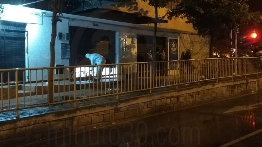 FOTOS Y VIDEO: ¡Se les 'entraron'!, ultimaron a bala a un hombre dentro de una barbería en el barrio Girardot de Medellín 3 muerto barrio Girardot2
