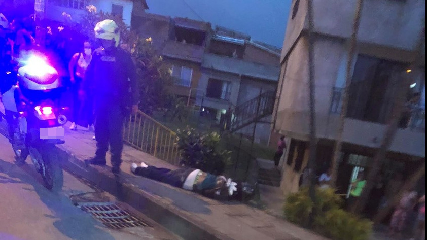 FOTOS: Lo iban persiguiendo, acribillaron a tiros a un hombre que iba en una moto por Robledo Villa Fernanda 4 muerto robledo villa fernanda2