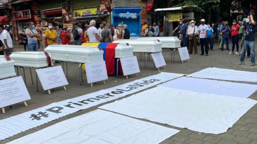 Hacen manifestación en el Centro de Medellín para rechazar las 43 masacres que han ocurrido este año en Colombia