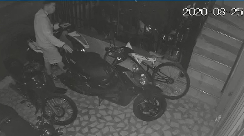 EN VIDEO: ¡Tenga cuidado! Vea cómo se robaron esta moto en Manrique 1 robo de moto en manrique