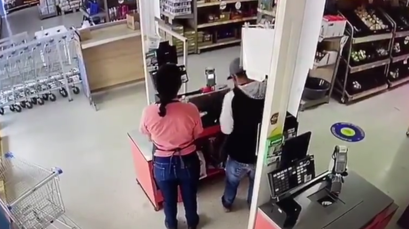 EN VIDEO: ¡Bien disimulados! Así atracaron estos sujetos a una cajera del Justo y Bueno de Robledo 1 robo en el justo y bueno de robledo