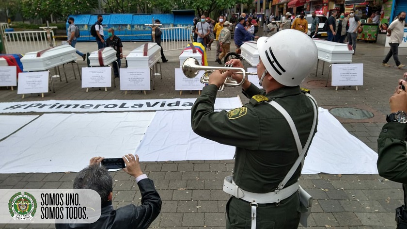 Con minuto de silencio, la policía también participó del ‘sepelio’ en rechazo a masacres en Plaza Botero