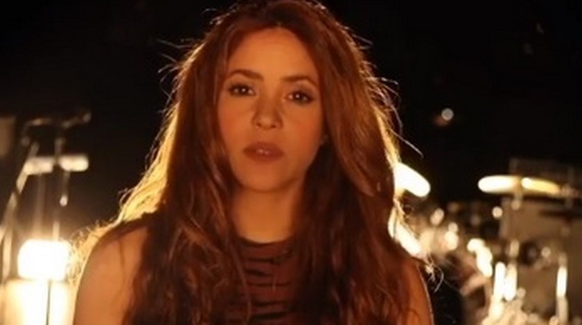 VIDEO: Piqué mostró sus dotes como peluquero, así le ayudó a Shakira con su cabello