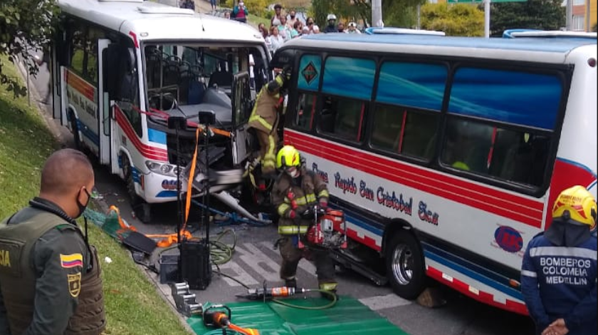 ¡Qué tiestazo! Dos buses se chocaron de frente en el sector de Nuevo Occidente