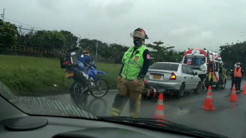 FOTO Y VIDEO: En medio de la lluvia de esta mañana un carro y una moto se dieron en la Regional, por Sabaneta 