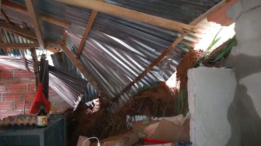 FOTOS: ¡Qué susto! Fuerte aguacero desató un derrumbe que dejó daños en varias casas de Zaragoza, Antioquia