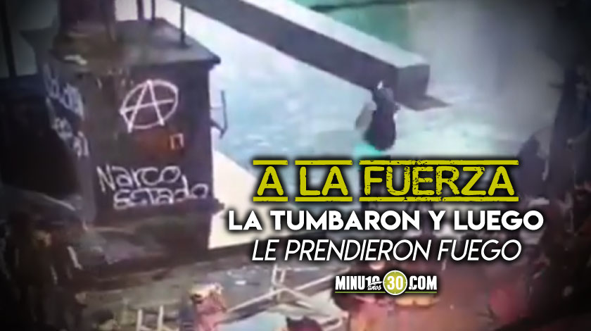 Fotos: ¡Así no es! En el parque Bicentenario, en Boston, tumbaron y quemaron monumento a las Fuerzas Militares