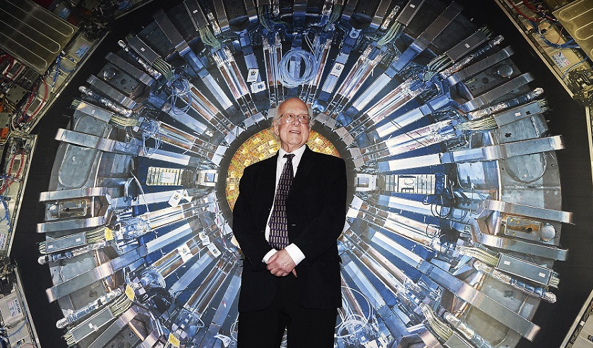 El premio Nobel de Física Peter Higgs posa para los fotógrafos durante la inauguración de la exposición Gran Colisionador de Hadrones (LHC)