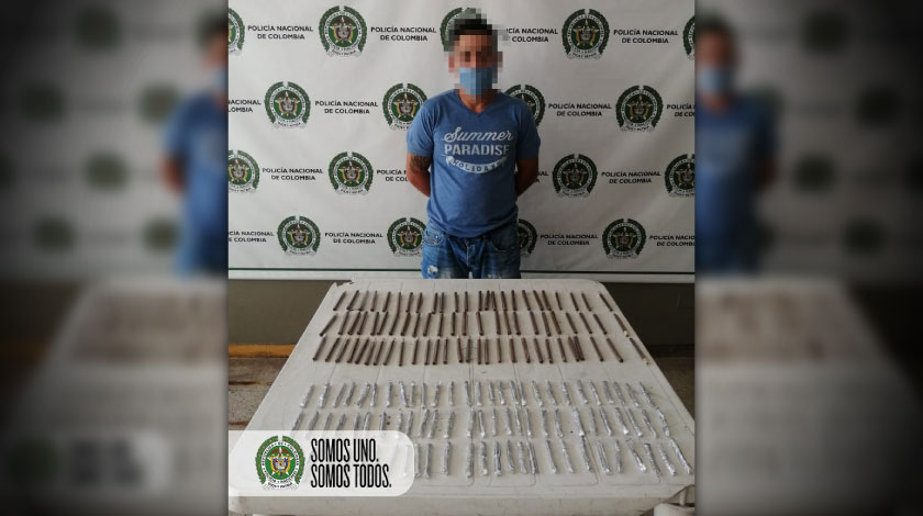 FOTO: ¡Qué 'caletica'! Lo cogieron andando en Manrique con 156 cigarrillos de marihuana listos para la venta 1 Capturado con marihuana en Manrique Medellin