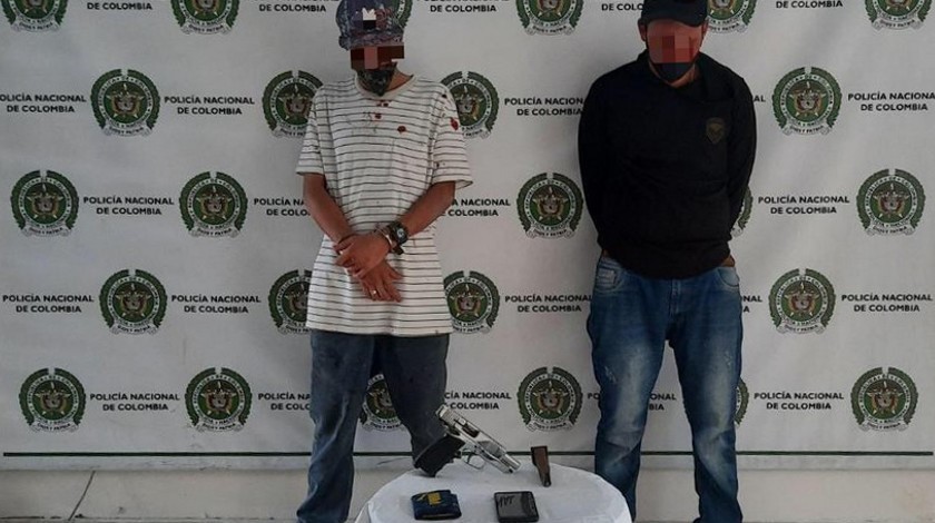 FOTO: Después de fletear a un señor en Envigado, los agarron por Las Vegas con un ‘fierro’ y los elementos robados