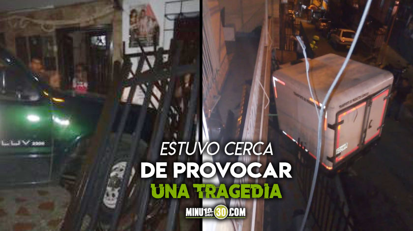 FOTOS: ¡Qué totazo! Un carro se quedó sin frenos en Robledo Kennedy y se fue de frente contra una casa