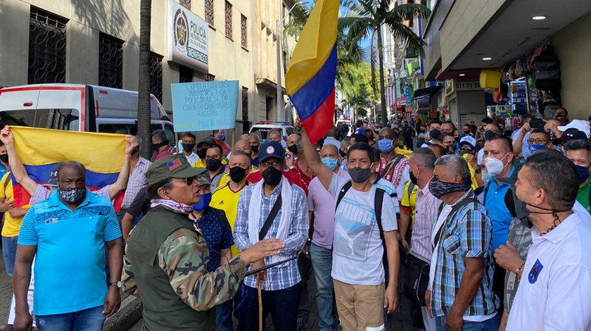 FOTOS: Decenas de personas armaron plantón en la Oriental como muestra de apoyo a la Policía del Valle de Aburrá