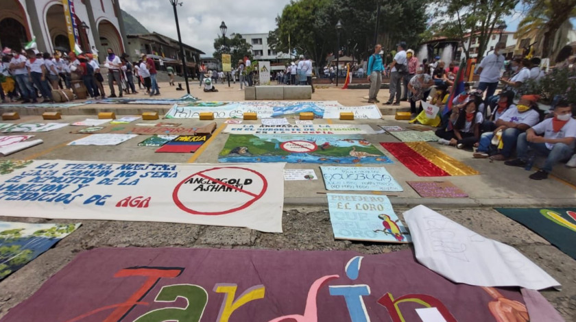 FOTOS: Por visita de la ANLA, comunidad de Támesis también salió con pancartas a decirle NO a la minería