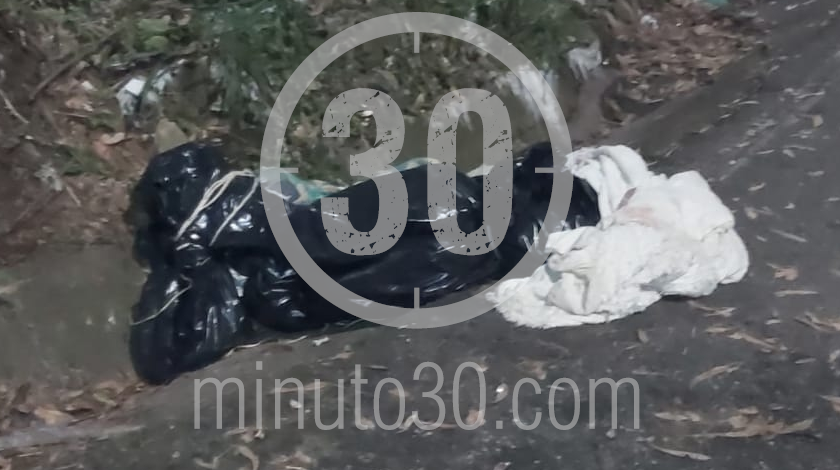 EN FOTOS Y VIDEO: ¡A la misma hora y con las mismas características! Aparecieron dos embolsados en distintas zonas del Valle de Aburrá 14 EMBOLSADO EN LA CURVA DE RODAS MEDELLIN BOGOTA 11 09 2020 1
