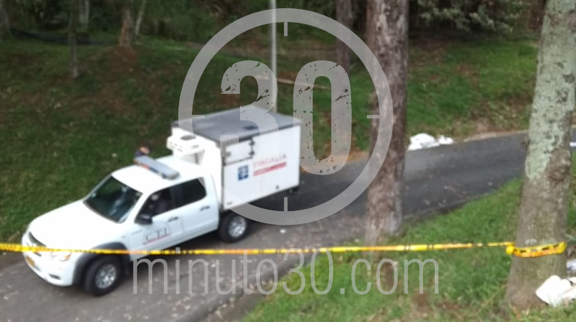 EN FOTOS Y VIDEO: ¡A la misma hora y con las mismas características! Aparecieron dos embolsados en distintas zonas del Valle de Aburrá 18 EMBOLSADO EN LA CURVA DE RODAS MEDELLIN BOGOTA 11 09 2020 4