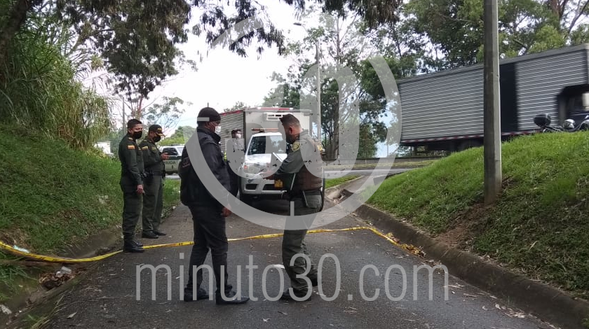 EN FOTOS Y VIDEO: ¡A la misma hora y con las mismas características! Aparecieron dos embolsados en distintas zonas del Valle de Aburrá 17 EMBOLSADO EN LA CURVA DE RODAS MEDELLIN BOGOTA 11 09 2020 5