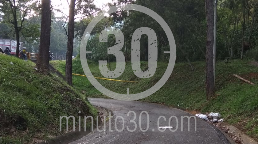 EN FOTOS Y VIDEO: ¡A la misma hora y con las mismas características! Aparecieron dos embolsados en distintas zonas del Valle de Aburrá 16 EMBOLSADO EN LA CURVA DE RODAS MEDELLIN BOGOTA 11 09 2020 6