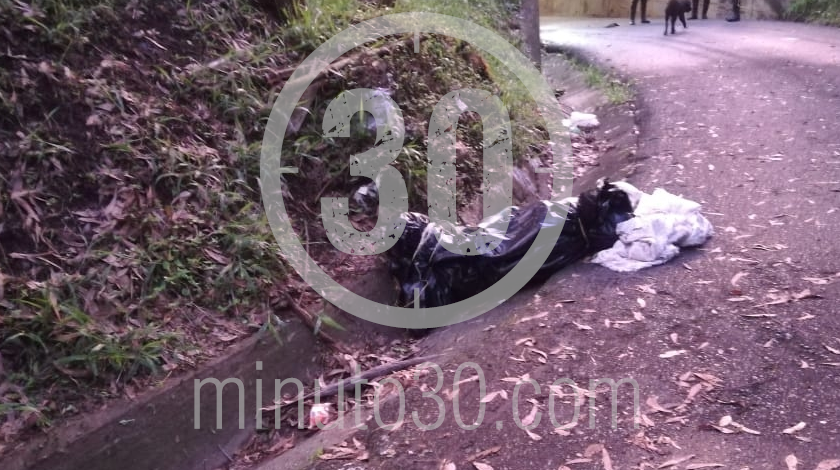 EN FOTOS Y VIDEO: ¡A la misma hora y con las mismas características! Aparecieron dos embolsados en distintas zonas del Valle de Aburrá 13 EMBOLSADO EN LA CURVA DE RODAS MEDELLIN BOGOTA 11 09 2020 8