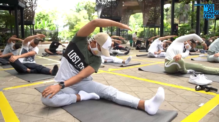 VIDEO: Con meditación, oración y yoga, miembros del ESMAD en Medellín están aprendiendo el manejo de sus emociones