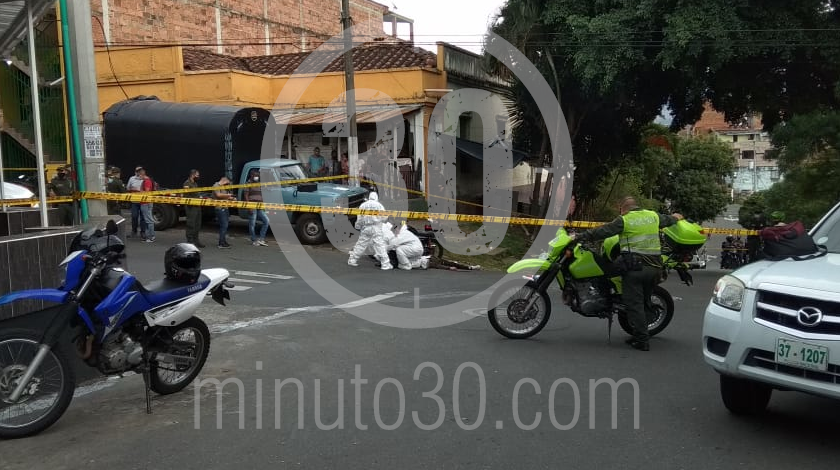 EN VIDEO: En una esquina de Aranjuez, se ‘bajaron’ a bala a un joven que pasaba en una moto 3 HOMICIDO EN ARANJUEZ 23 09 2020 2
