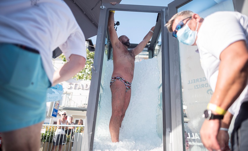 Josef Köberl, el austríaco en bañador que permaneció 2,5 horas en un cabina llena de hielo