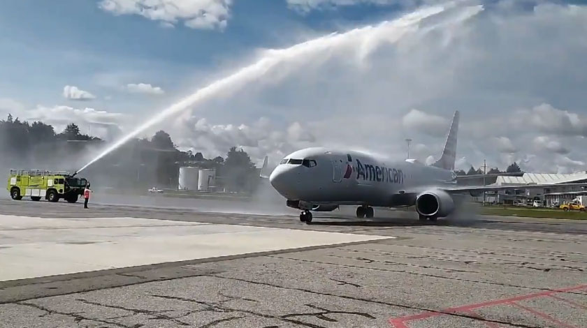 FOTOS Y VIDEO: Con ‘bombos y platillos’ recibieron primer vuelo de Estados Unidos que volvió a aterrizar en Rionegro