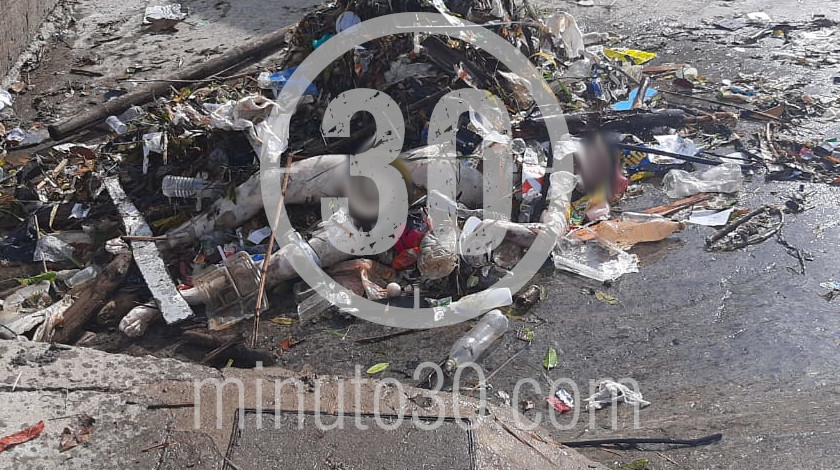 EN FOTOS Y VIDEO: Estaban sacando basura del río Medellín con una excavadora y sacaron un muerto 3 MUERTO EN EL RIO MEDELLIN A LA ALTURA DE BARBOSA 15 09 20202