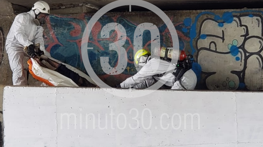EN FOTOS Y VIDEO: Llamaron a la Policía porque ‘olía a muerto’ y encontraron a uno en avanzado estado de descomposición 23 MUERTO EN PUENTE VEHICULAR DE ARANJUEZ 21 09 2020 10