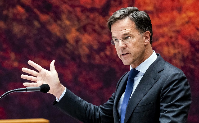 Primer ministro holandés manda a callar a los hinchas de fútbol