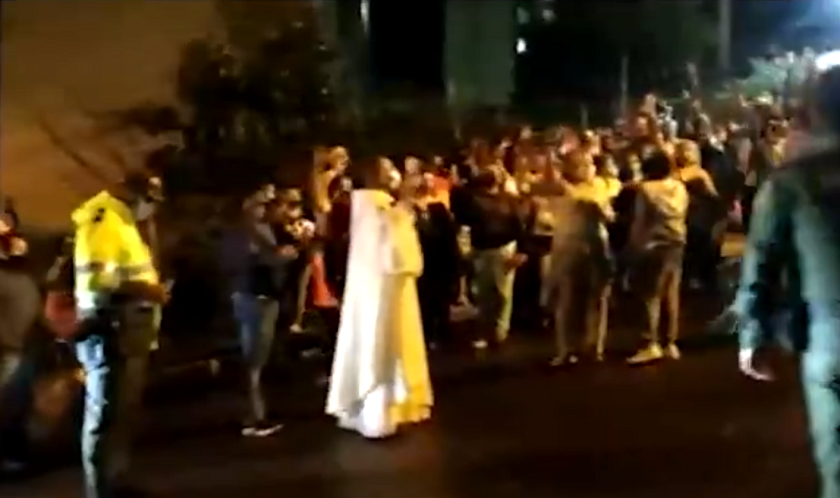 En San Antonio de Prado, y con bendición de sacerdote, la gente salió a apoyar a la Policía