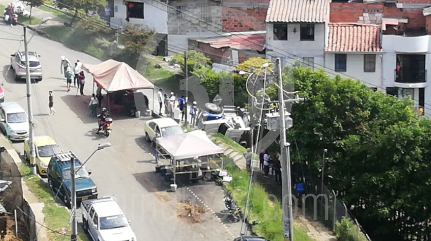 FOTOS. ¡Qué susto! Una volqueta se ‘rodó’ por una loma de Robledo y terminó contra un taxi