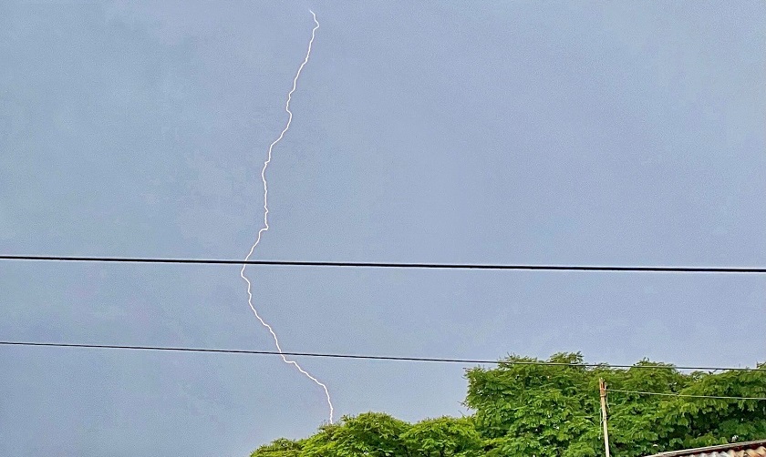 Impresionantes imágenes del ‘lapo’ de agua que cae este jueves en Medellín