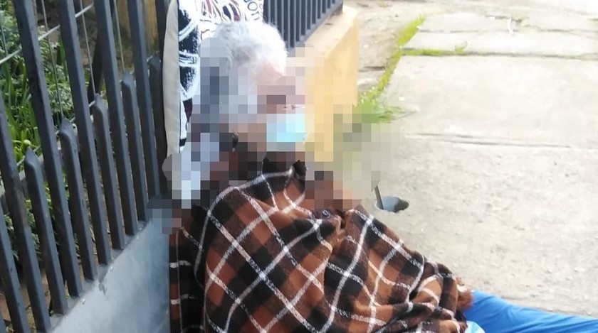 Anciana en calle de Chile