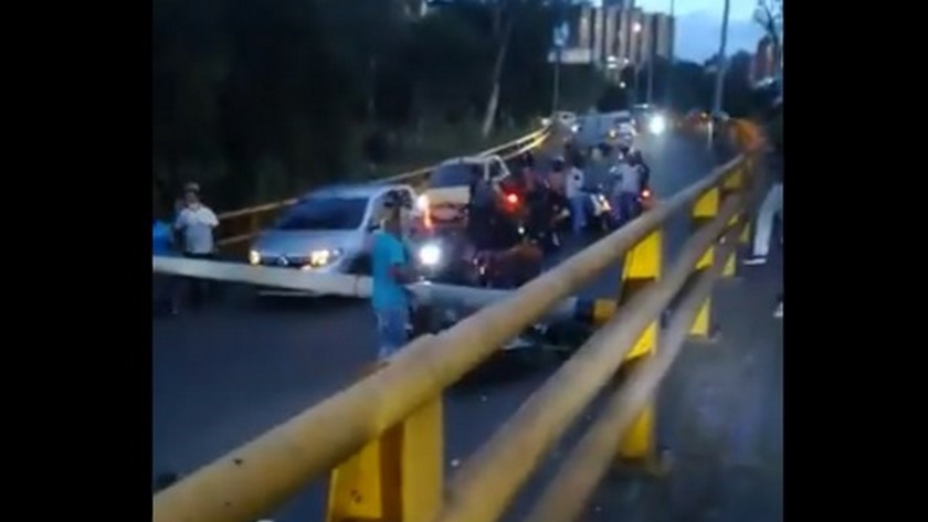 VIDEO: Un poste cayó encima de un motociclista sobre la Avenida El Poblado, tome vías alternas