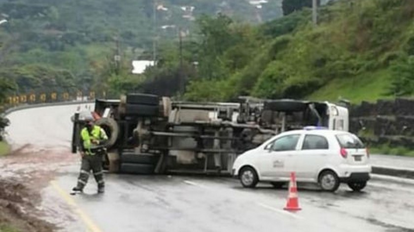 Camión volcado Girardota
